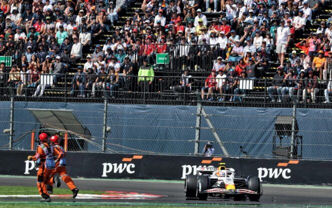 (Видео) Лосон за малку ќе ги прегазеше маршалите за време на трката