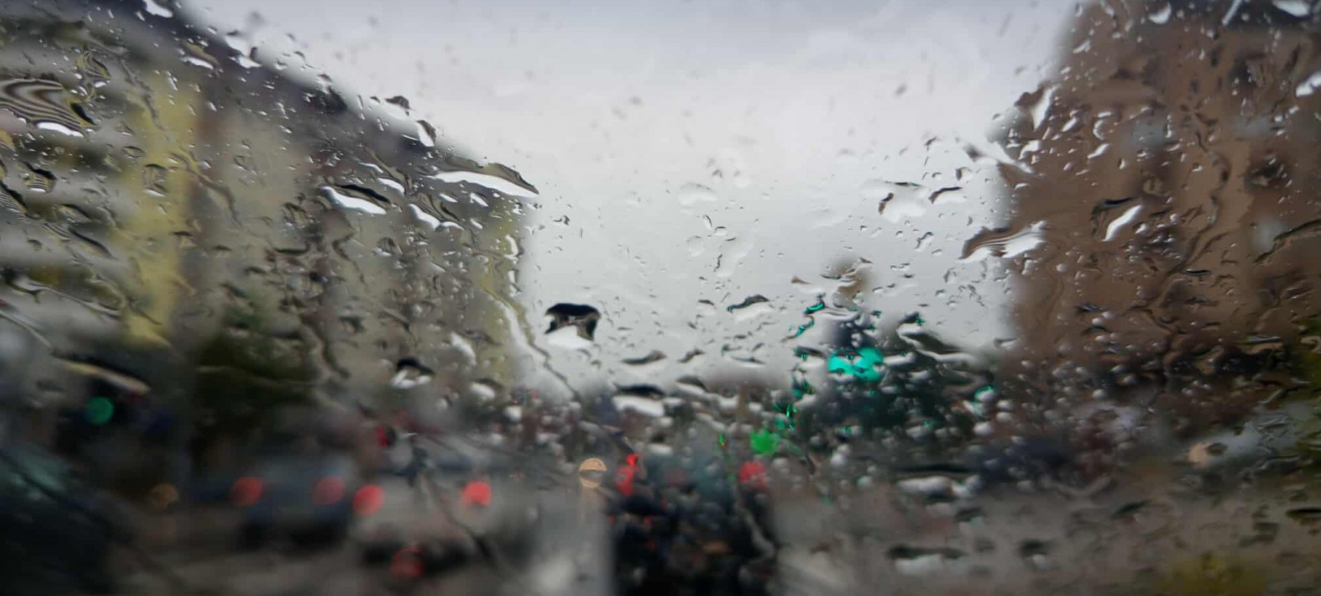 ПРОМЕНЛИВО ОБЛАЧНО СО ПОВРЕМЕНИ ВРНЕЖИ ОД ДОЖД – температурите ќе бидат попријатни, еве каде ќе биде најладно