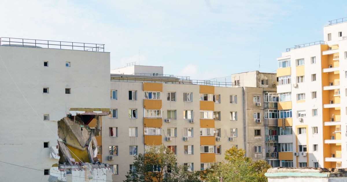 Тројца загинати и 13 повредени во експлозија во Букурешт