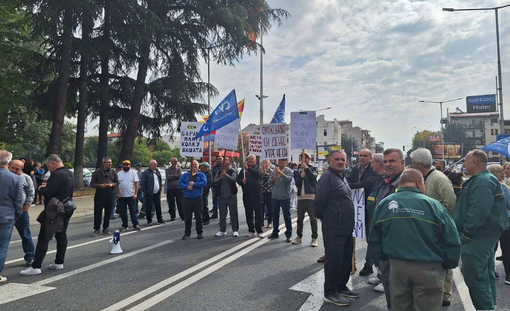 ПЛАТАТА УШТЕ НЕ ИМ Е ИСПЛАТЕНА, ИАКО ИМ ВЕТИЛЕ ДЕКА ЌЕ ЈА ИМААТ ВО ПЕТОКОТ: Уште еден протест на вработените во Паркови и зеленило