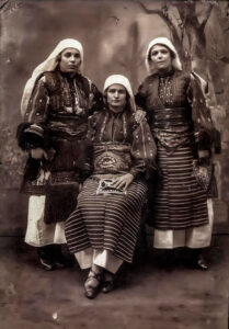 Фотографии од браќата Манаки во старо-ново руво