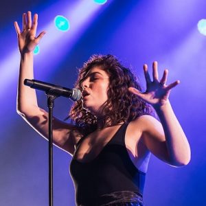 На денешен ден: „Royals“ ја круниса Lorde како новата кралица на попот и лидер на новата генерација