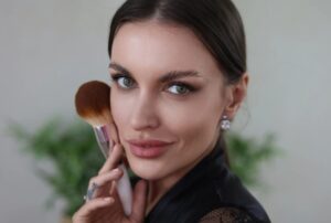 Шминкерите го обожаваат овој трик за пополни усни: можете да го пробате и сами