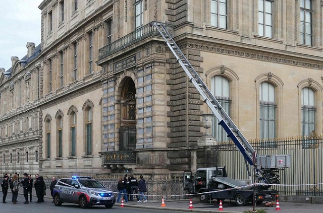 Отпечаток од прст е клучната трага што ги разоткри ограбувачите на Лувр