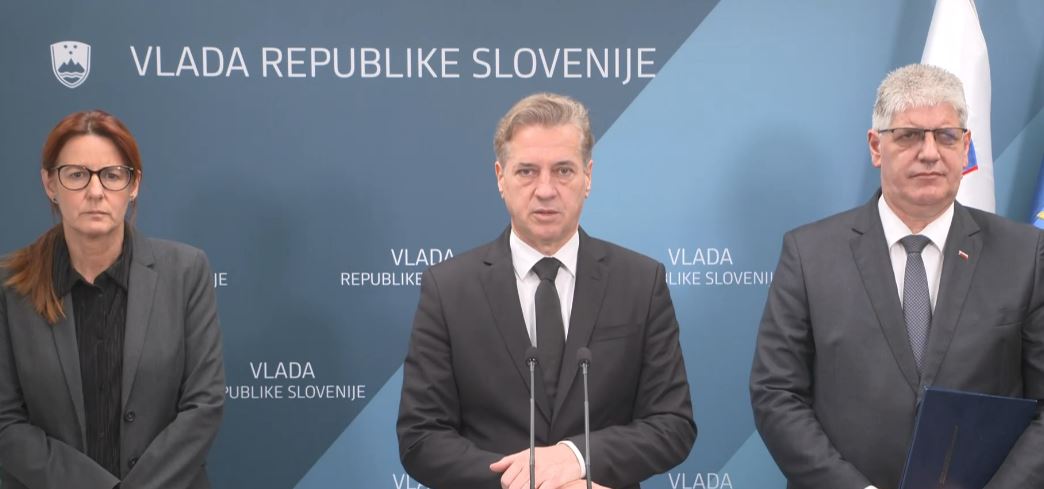 Во Словенија, двајца министри поднесоа оставки по бруталното убиство на родител кој отишол да го одбрани својот син