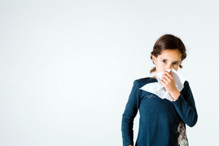 БОЛНО ГРЛО, КИВАЊЕ И КАШЛАЊЕ: Како да ја разликувате новата варијанта на ковид од обичната настинка?