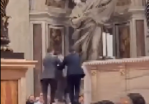 Турист го оскверни олтарот во Базиликата Свети Петар – папата нареди обред на реставрација