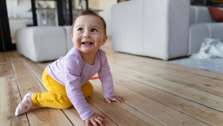 Зошто е важно бебето да не ја прескокне фазата на лазење?