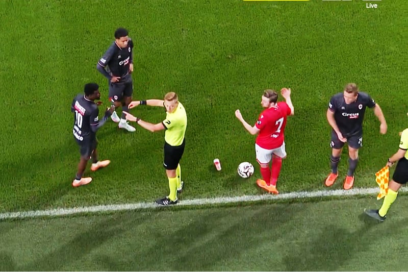 Каква глупост на навивачите во Белгија: Судијата го прекина мечот на две минути пред крајот (Видео)