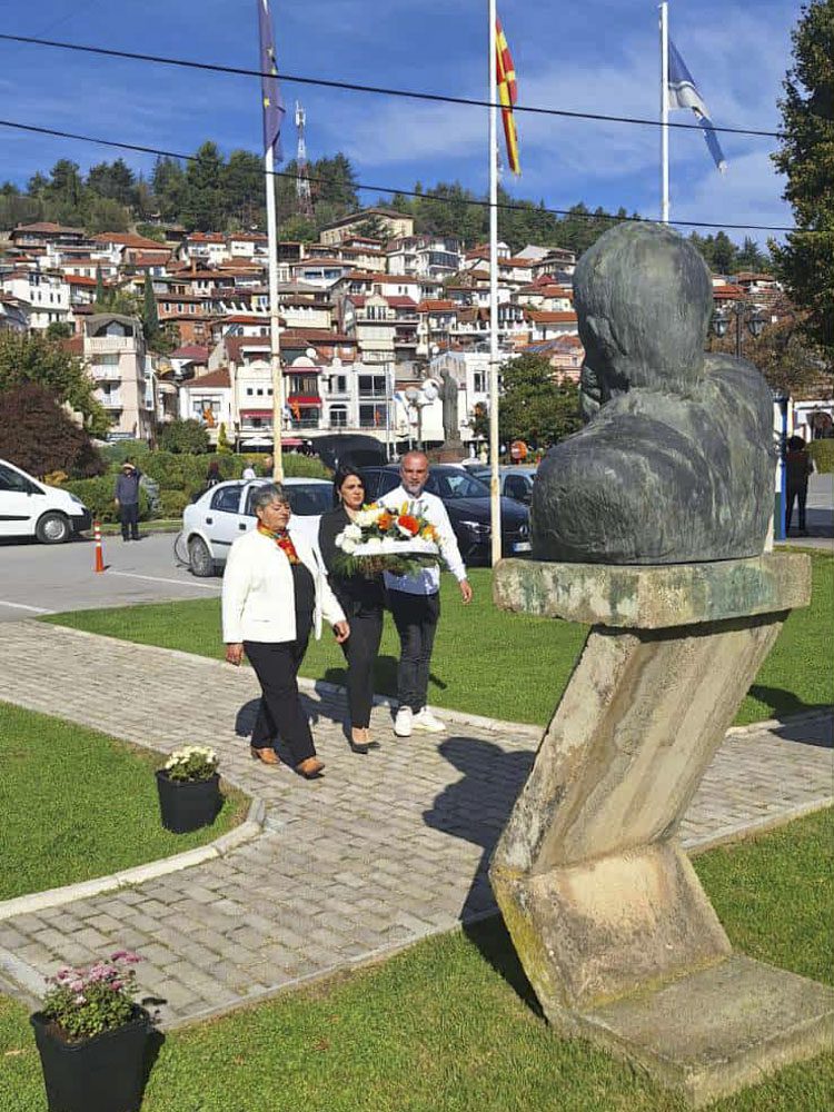 СВЕЖО ЦВЕЌЕ ВО ЧЕСТ НА БОРЦИТЕ ОД НОБ