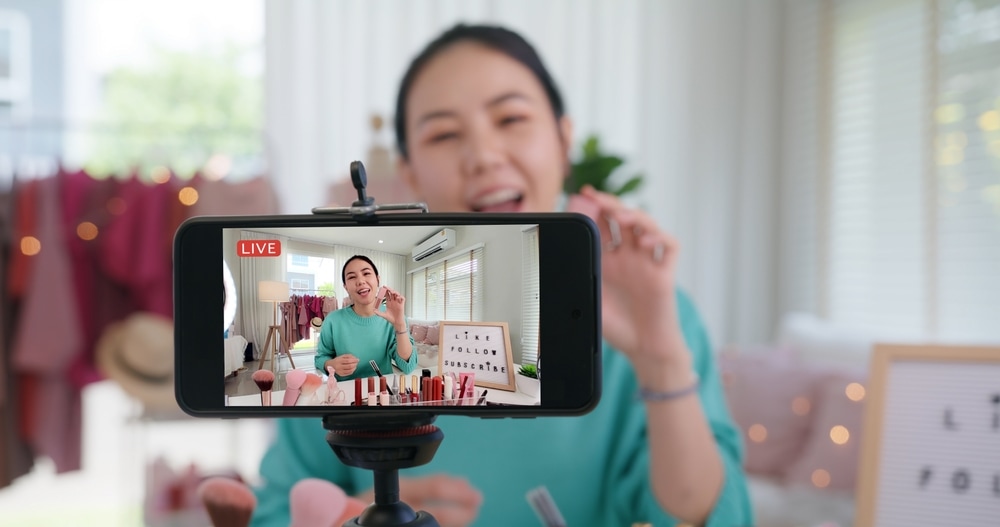 КИНА ЈА ЛИЦЕНЦИРА ИНФЛУЕНСЕРСКАТА ЕРА: Без диплома – без право на мислење