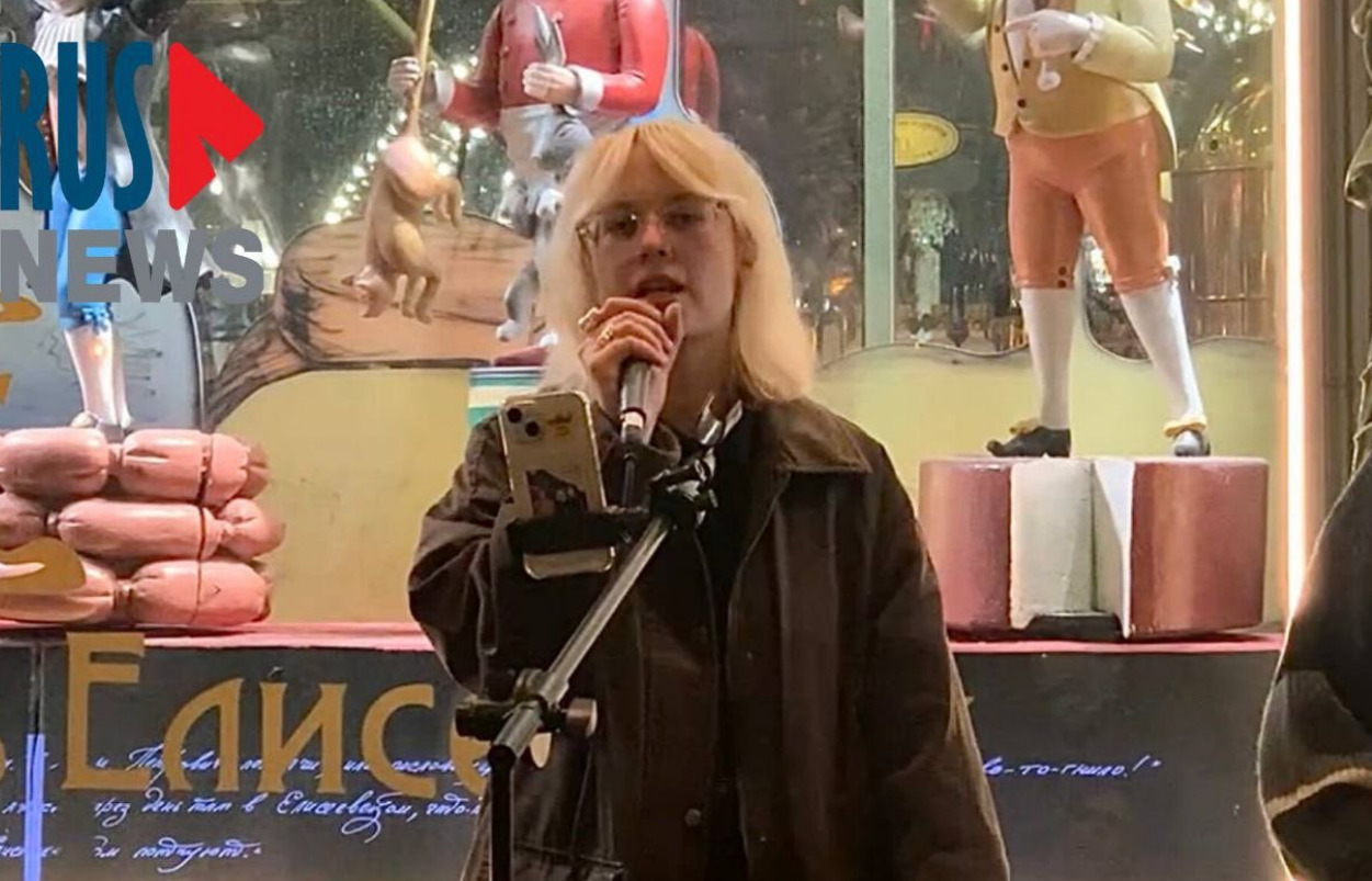 (Видео) Руска пејачка (18) пееше против Путин на улица, полицијата ја уапси