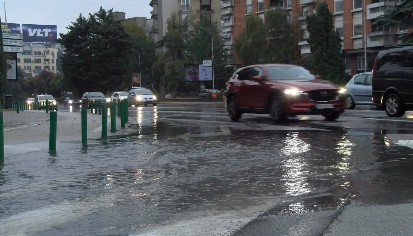 Дождот ја стопираше акцијата за собирање смет во главниот град – улиците под вода