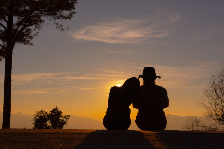 Психолозите ја истражувале привлечноста: Тврдат дека на овој начин можете да прочитате кому му се допаѓате