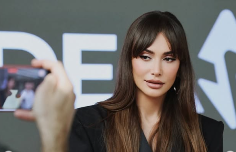 „Се упропасти со корекции“: Новата фотографија од Емина Јаховиќ го „запали“ интернетот, сите велат дека не личи на себе 