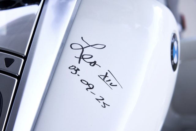 Мотоцикл потпишан од папата Лав XIV ќе биде понуден на аукција во Минхен во сабота