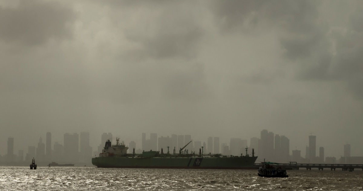 Трамп вели дека Индија ќе престане да купува руска нафта