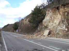 Поради одрон кај Башино Село сообраќајот на автопатот Скопје – Велес се одвива по една коловозна лента