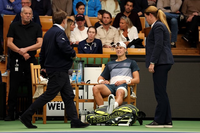 Холгер Руне мора на операција на Ахиловата тетива