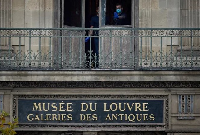 По кражбата на скапоцените камења, дел од накитот преместен од Лувр