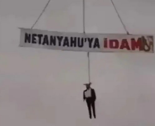 ТУРЦИЈА: Кукла на Нетанјаху обесена на кран во Трабзон