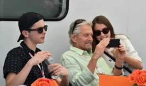 (ФОТО) „Отидов да ги посетам моите ДЕЦА на универзитет, сите мислеа дека сум нивен ДЕДО“, актерот (81) има 22-ГОДИШНА ќерка и 25-ГОДИШЕН син и така го прозиваат- тоа ќе го прогонува цел живот