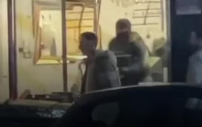 (ВИДЕО) Сè уште се трага по разбојниците кои синоќа извршија грабеж во златара во Гостивар