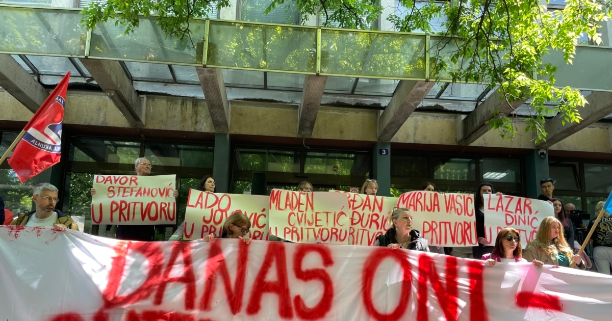 Тројца активисти од Нови Сад ослободени од домашен притвор