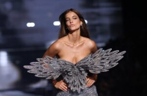 (Фото/Видео) Дури ни повреда не може да ја спречи убавата Унгарка: како ангел на „Викторијас сикрет“, таа е уште пожешка