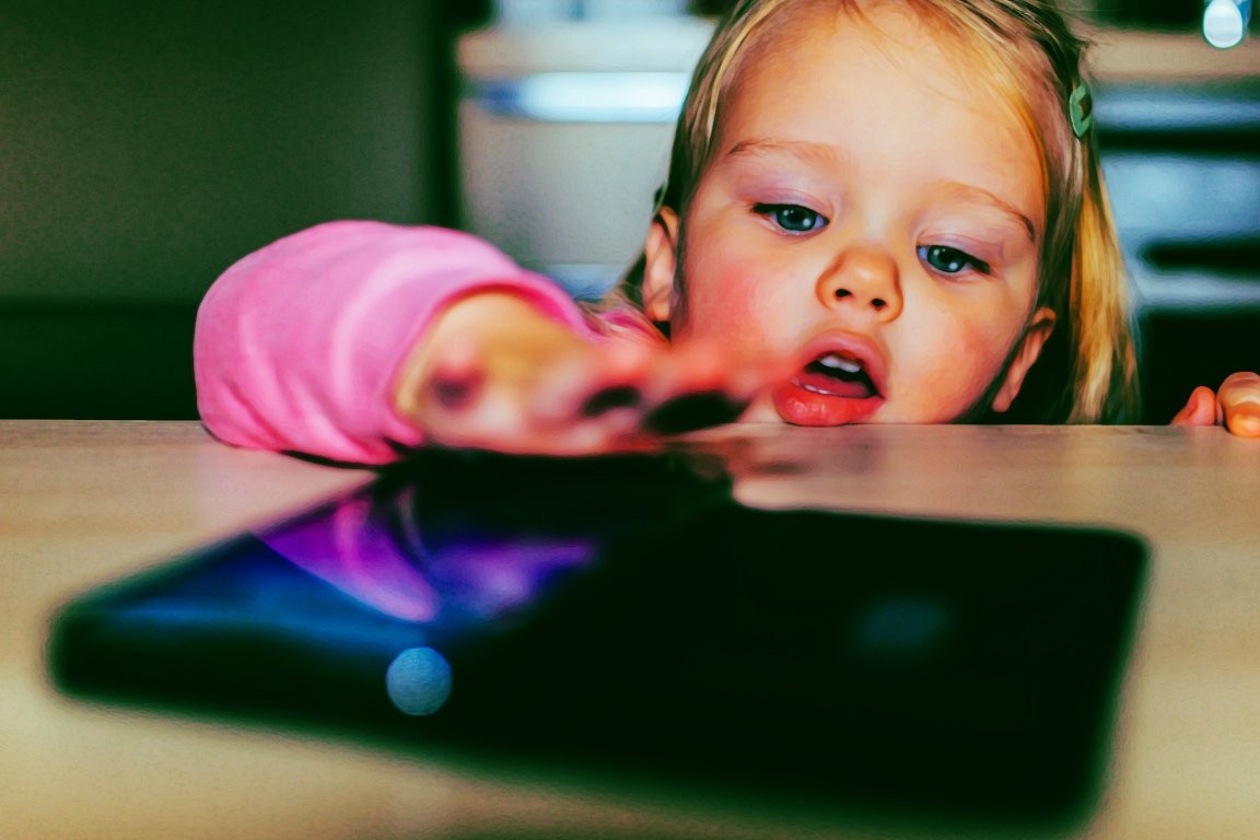 Децата стануваат жртви на вештачка интелигенција – нов закон бара целосна забрана на малолетниците да користат AI чет-ботови