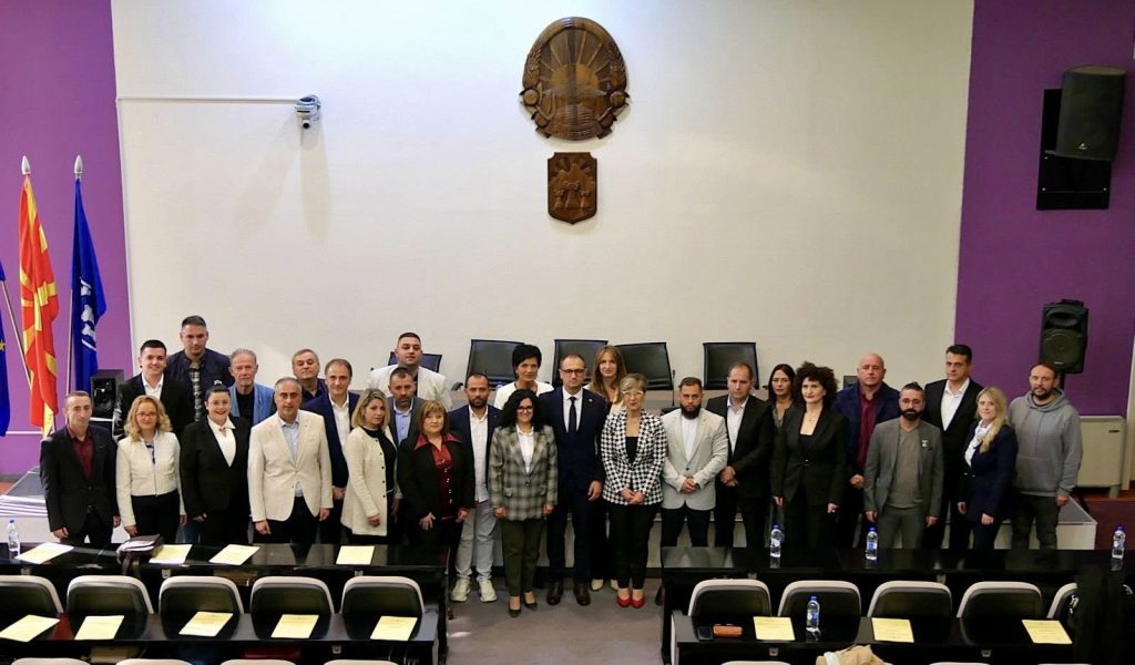 ОПШТИНСКАТА ИЗБОРНА КОМИСИЈА ГИ ВРАЧИ УВЕРЕНИЈАТА НА НОВОИЗБРАНИОТ ГРАДОНАЧАЛНИК ДЕЈАН ПРОДАНОСКИ И НА ЧЛЕНОВИТЕ НА НОВИОТ СОВЕТ НА ОПШТИНА ПРИЛЕП