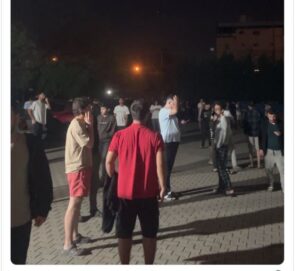 (ВИДЕО) Силен земјотрес ја погоди Турција: Паника меѓу луѓето, има урнати згради, засега нема информации за повредени