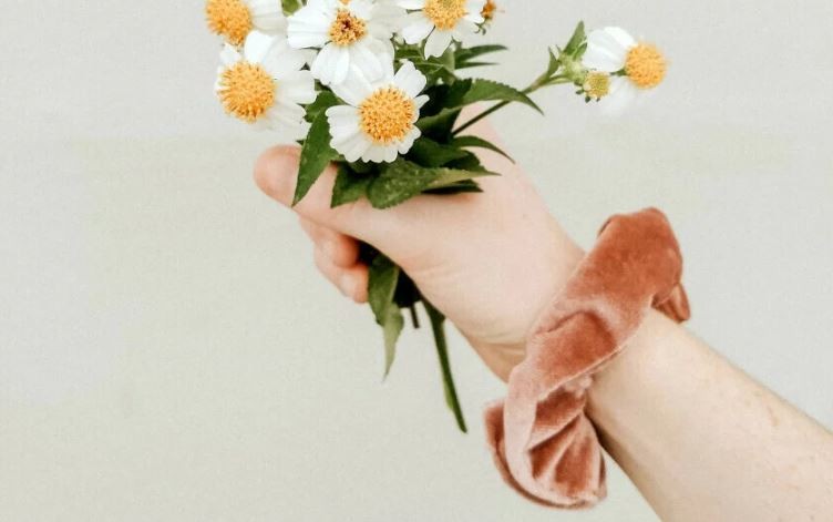 Може да биде опасно: Зошто не треба да носиш ластик за коса околу раката?