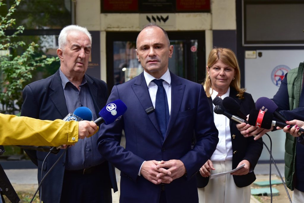 Лекарската комора треба да направи анализа и проверка на работата на разрешениот директор на Клиниката за неврологија, вели Филипче