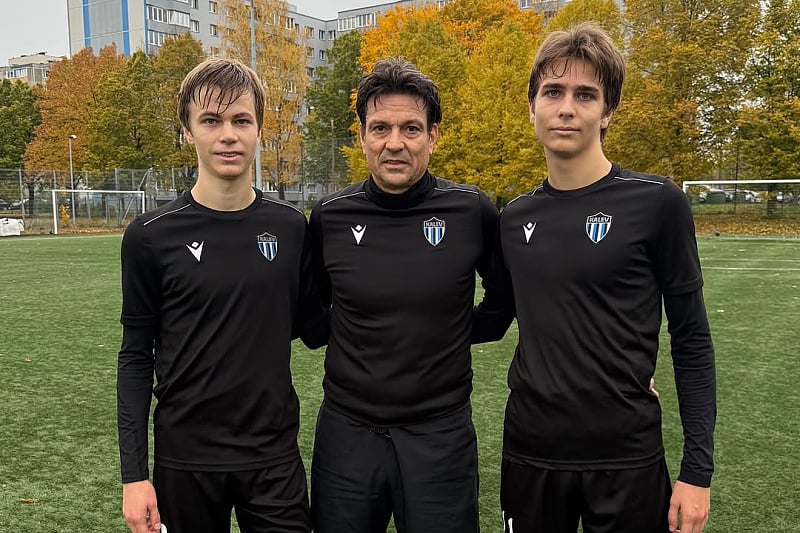 Беше трето место во изборот за Златна топка, а сега игра заедно со синовите во четврта лига