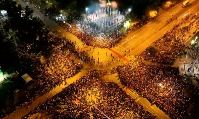 ВИДЕО I Илјадници луѓе на улиците на Нови Сад ги дочекуваат студентите кои пристигнуваат пеш од сите страни на Србија