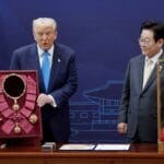 Трамп доби на поклон златна круна во Јужна Кореја