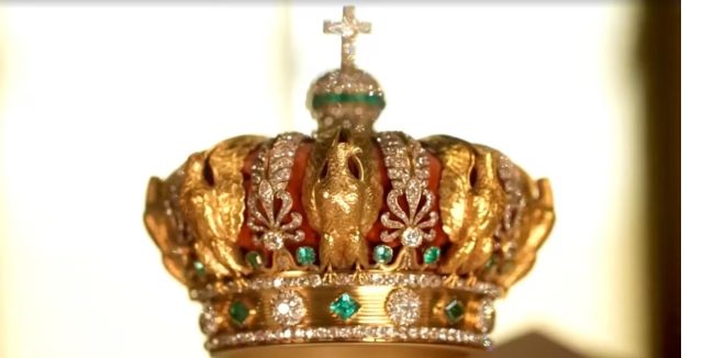 ПЕТ ДЕНА ПО ГРАБЕЖОТ, ЛУВР ГО ПРЕФРЛИ СКАПОЦЕНИОТ КРАЛСКИ НАКИТ ВО ТРЕЗОРИТЕ НА БАНКАТА НА ФРАНЦИЈА