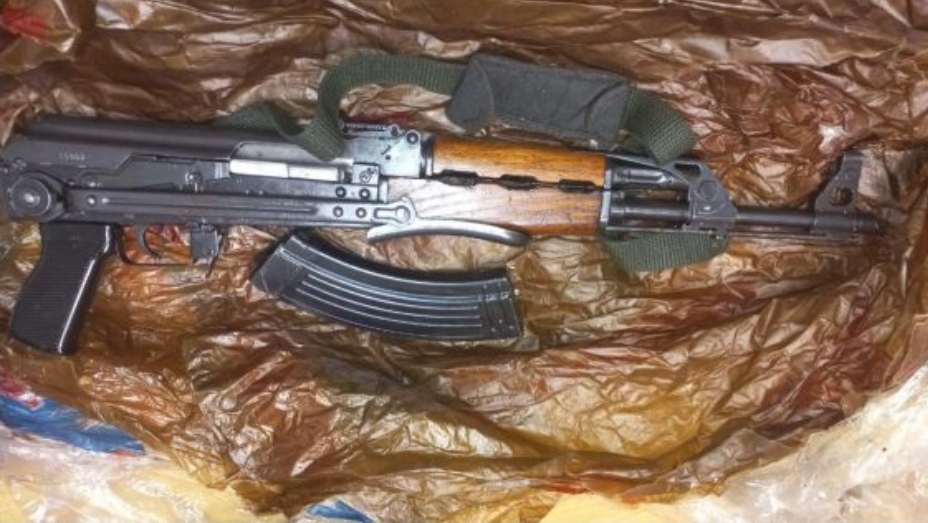 Двајца уапсени кај Арачиново – во автомобилот е најдена автоматска пушка