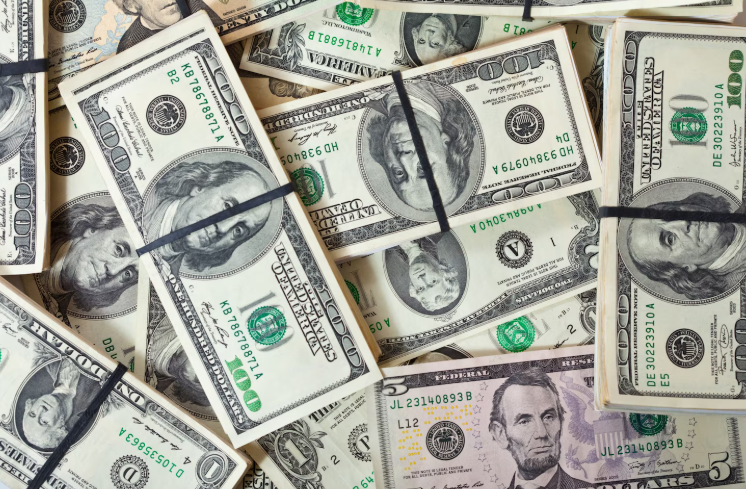 Се зголеми вредноста на доларот во однос на две валути