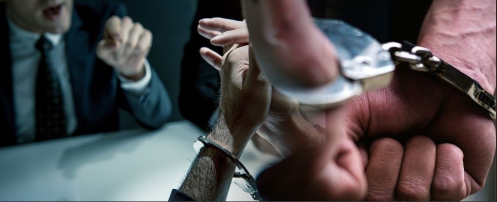 Татко инспектор заедно со друг колега бришел докази против синот дилер