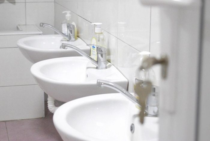 ЕУ БЕЗ СТАНДАРДИ ЗА ЈАВНИТЕ ТОАЛЕТИ: ЕК ја одби иницијативата на грчки европратеник за навлаки на ВЦ-школките и помалку бактерии