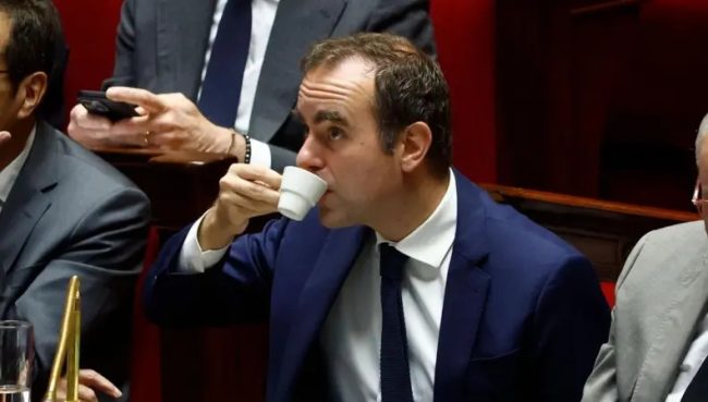 ФРАНЦУСКАТА ВЛАДА ГИ ПРЕЖИВЕА ДВЕТЕ ГЛАСАЊА ЗА ДОВЕРБА ВО ПАРЛАМЕНТОТ