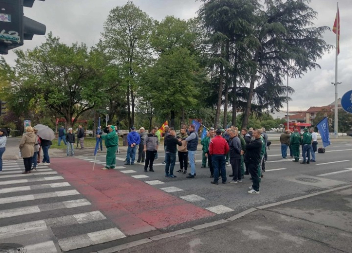 Вработените на ЈП „Паркови и зеленило“ – Скопје повторно протестираа