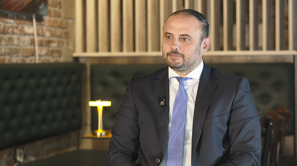 (ВИДЕО) Портрет на Орце Ѓорѓиевски – градоначалникот на Кисела Вода кој сака да го води и Скопје