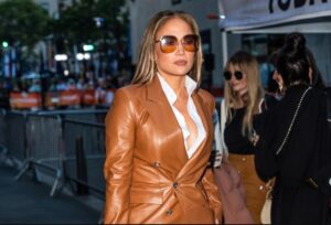 (Фото) Џеј Ло веќе ги носи: заборавете на тесните панталони, ова се најпопуларните за есен