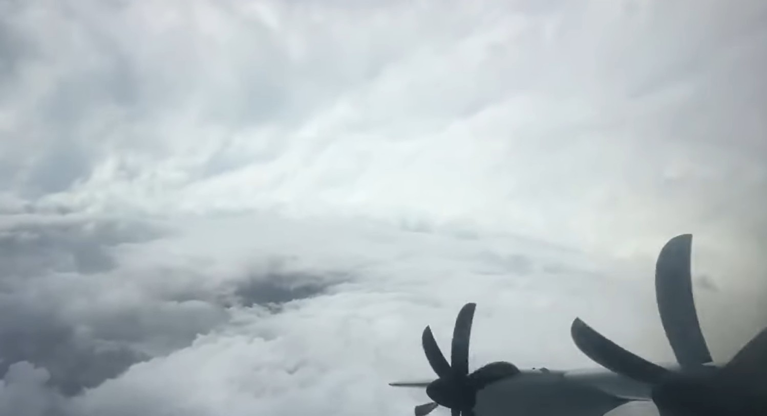 Нереални снимки од срцето на ураганот: Ова „чудовиште“ се заканува да уништи сè, се спрема целосен хаос!