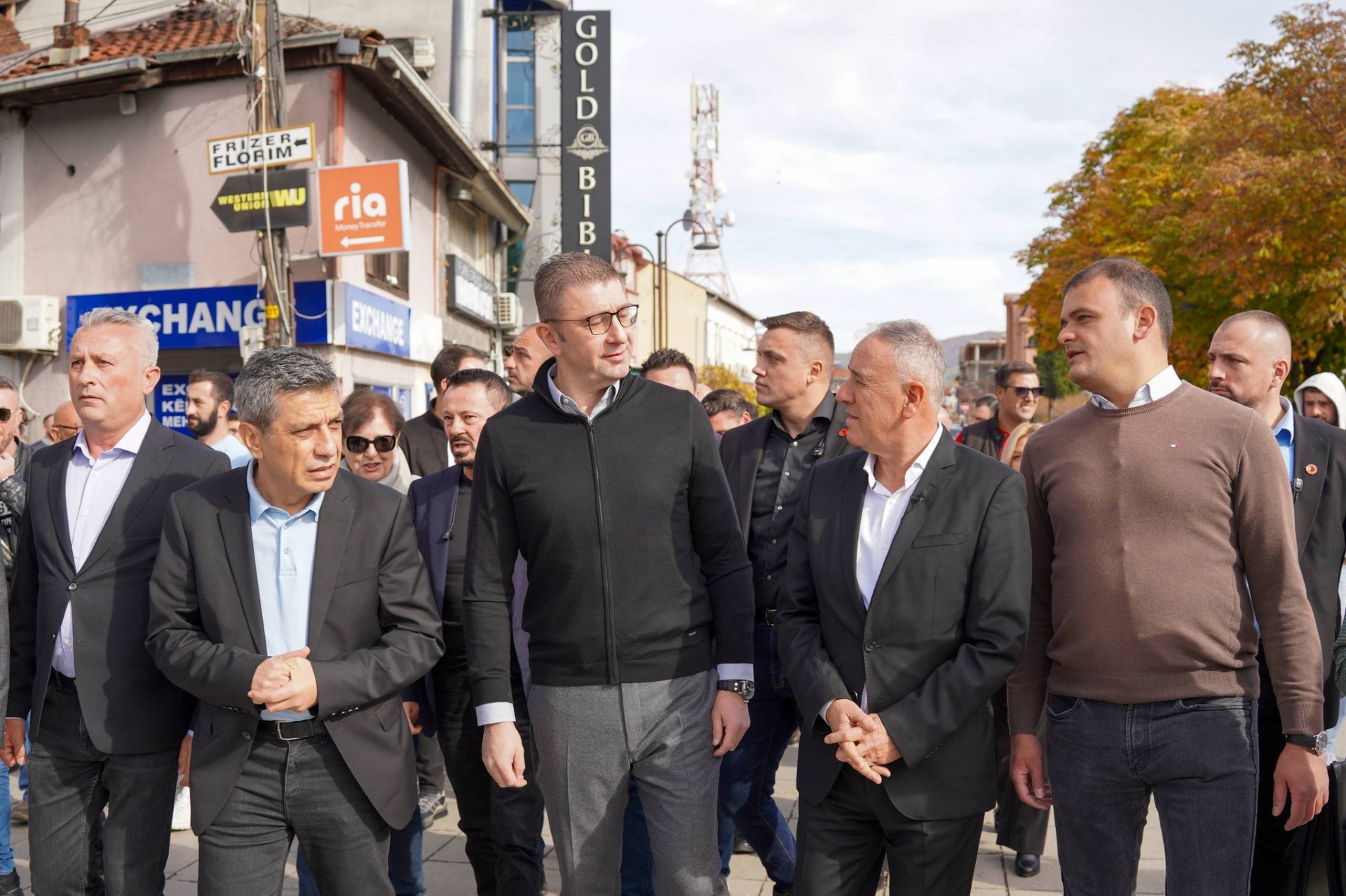 Христијан Мицкоски со Менди Ќира се шеташе низ Струга