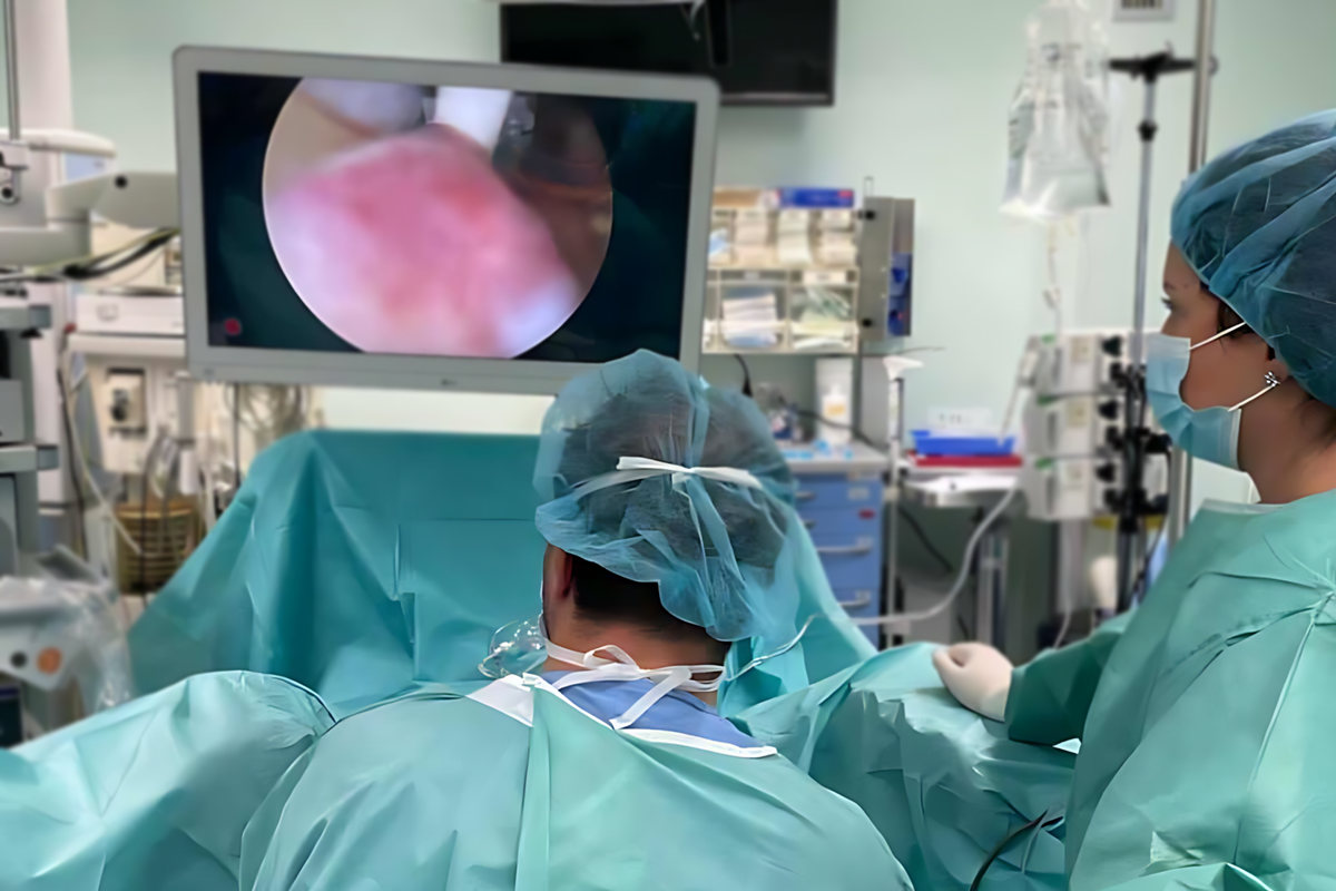 ВО „АЏИБАДЕМ СИСТИНА“ УСПЕШНО ИЗВЕДЕНИ ДВЕ МИНИМАЛНО ИНВАЗИВНИ ПРОЦЕДУРИ СО УПОТРЕБА НА ХЕМИСКИ ОБЛОЖЕН БАЛОН ВО ТРЕТМАН НА ПОВТОРУВАЧКИ ЦВРСТИ СТЕСНУВАЊА (СТРИКТУРИ) НА МОЧНИОТ КАНАЛ