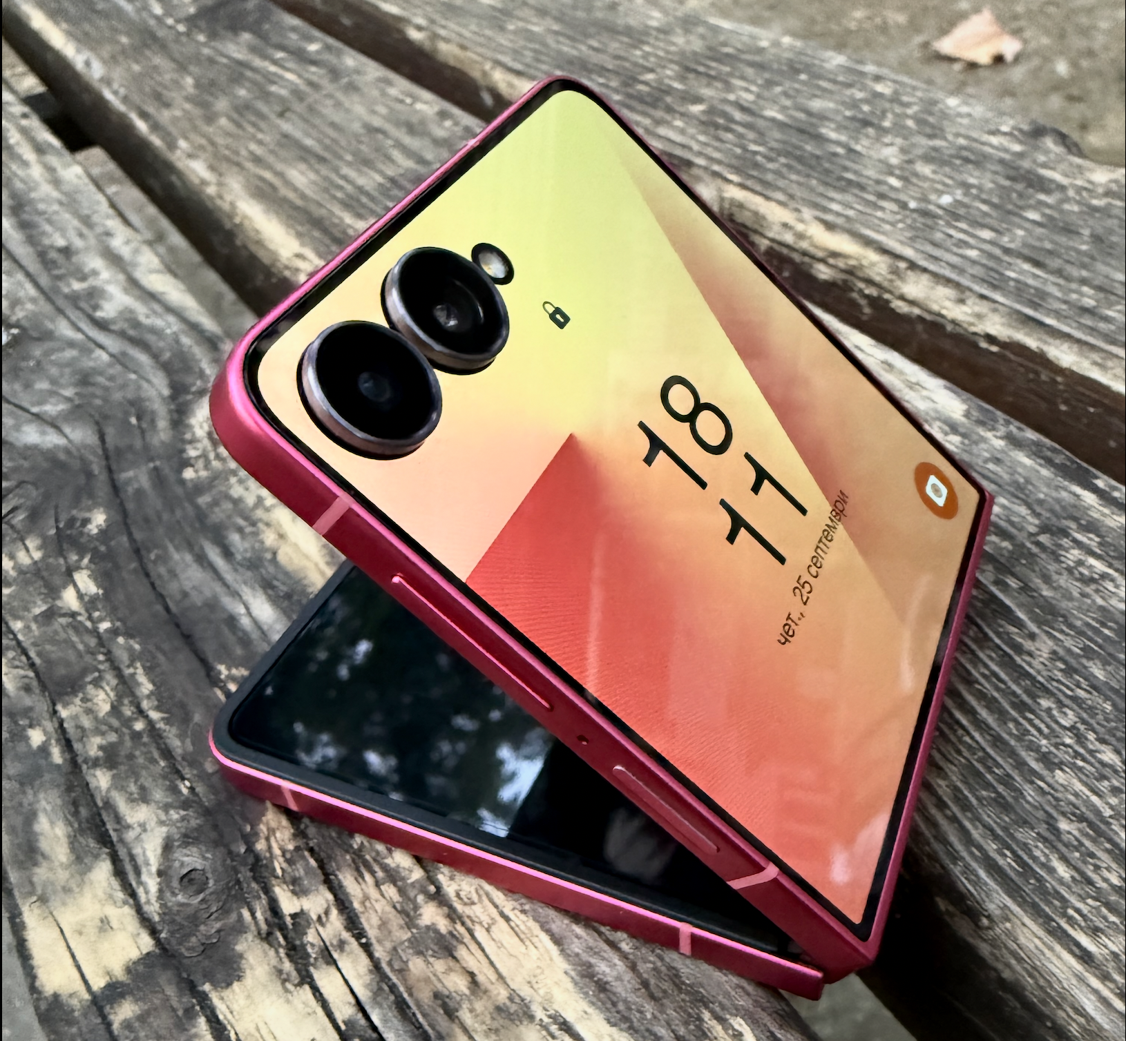 РЕЦЕНЗИЈА: Galaxy Z Flip 7 – Поголеми екрани, помал смартфон!